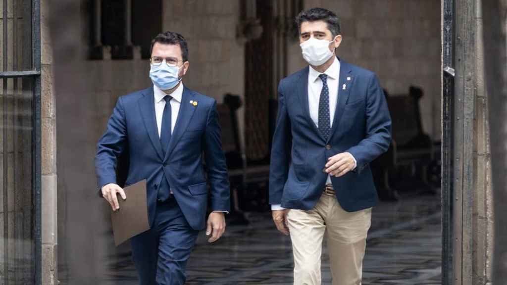 El presidente y el vicepresidente Pere Aragonès (i) y Jordi Puigneró (d), en el Palau de la Generalitat / EUROPA PRESS