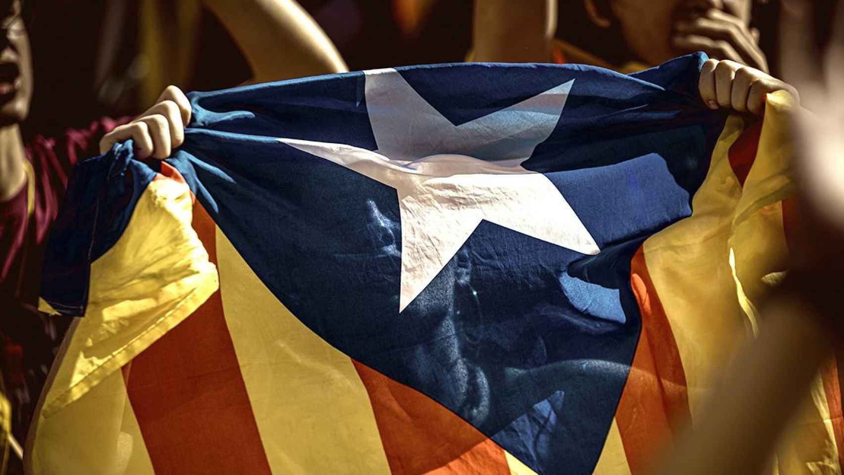 Un joven sostiene una estelada durante los disturbios a favor de la independencia de Cataluña de octubre del 2019 / EP