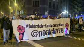 Manifestantes del sector hostelero y del ocio nocturno catalán, protestando en Barcelona contra las restricciones impuestas por la Generalitat al sector / EUROPA PRESS