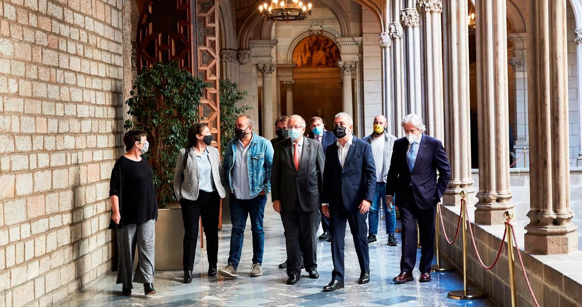 Jaume Collboni, primer teniente de alcalde de Barcelona, con representantes de patronales y sindicatos / EFE