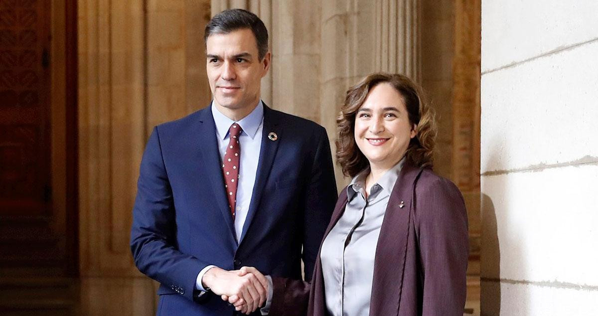 Pedro Sánchez, presidente del Gobierno, y la alcaldesa de Barcelona, Ada Colau / EFE