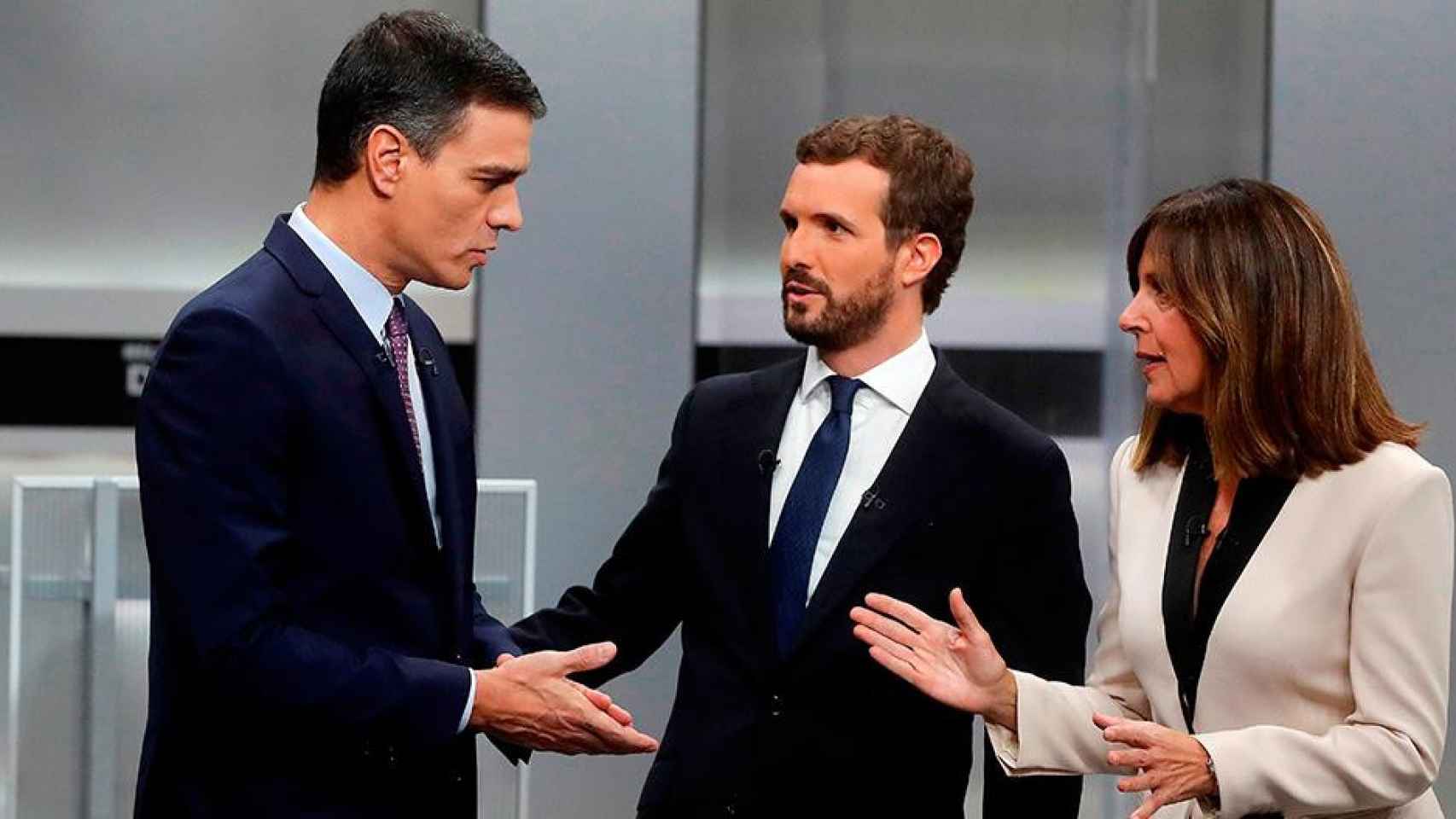 Pedro Sánchez y Pablo Casado conversan antes del debate / EFE