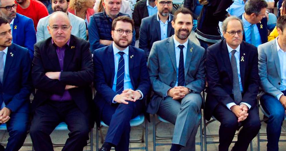 Quim Torra (c), sus consellers y el presidente del Parlament, Roger Torrent (c-i), durante el homenaje a los votantes y organizadores del 1-O en Sant Julià de Ramis / EFE