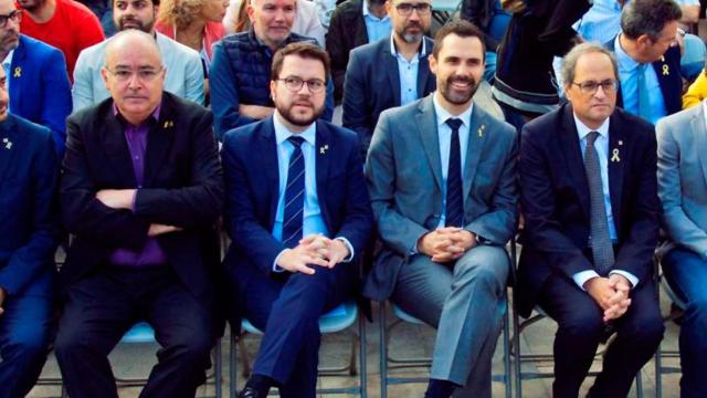 Quim Torra (c), sus consellers y el presidente del Parlament, Roger Torrent (c-i), durante el homenaje a los votantes y organizadores del 1-O en Sant Julià de Ramis / EFE