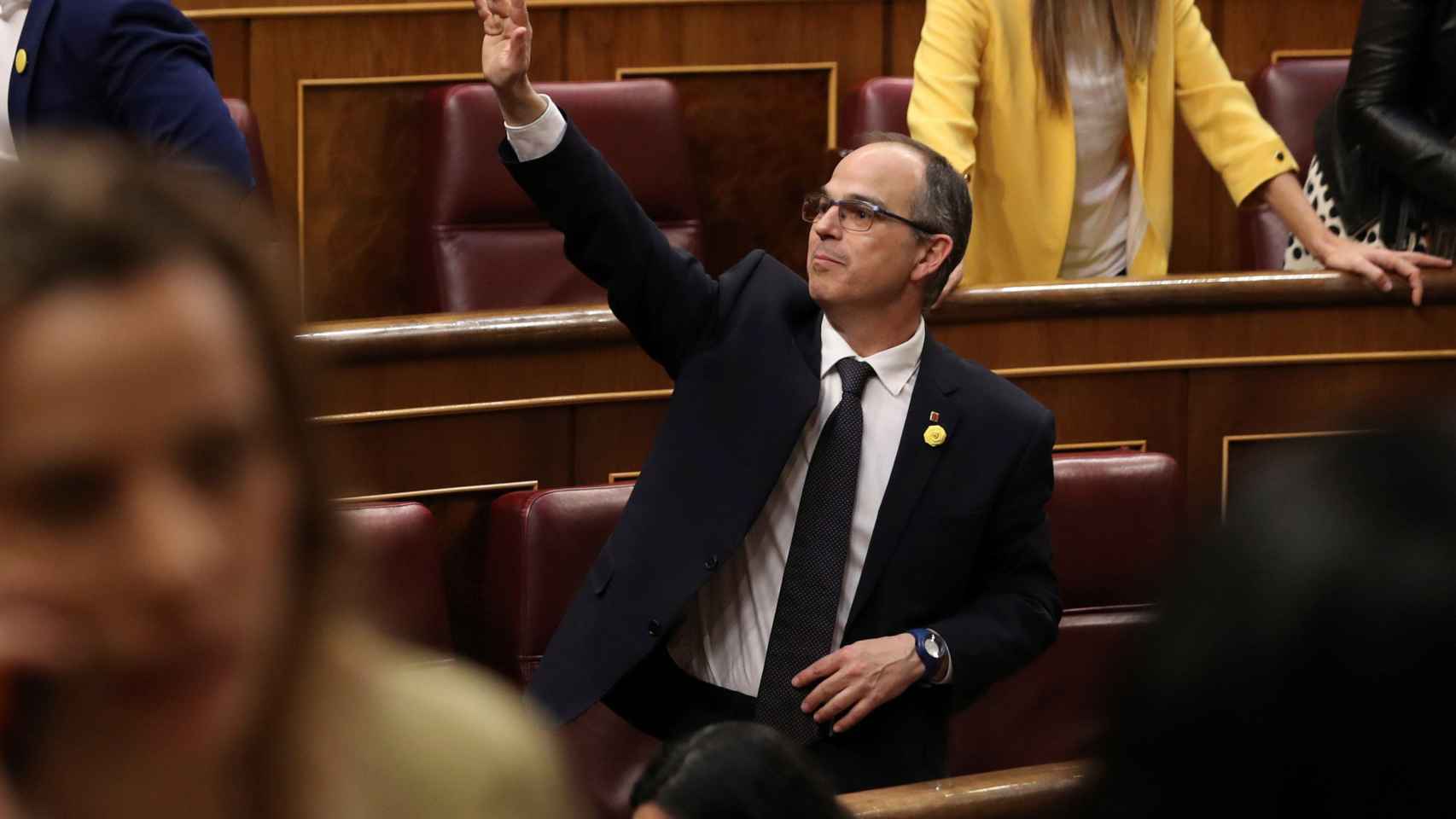 Jordi Turull (JxCAT) se despide desde el escaño al finalizar la sesión constitutiva de las nuevas Cortes Generales / EFE