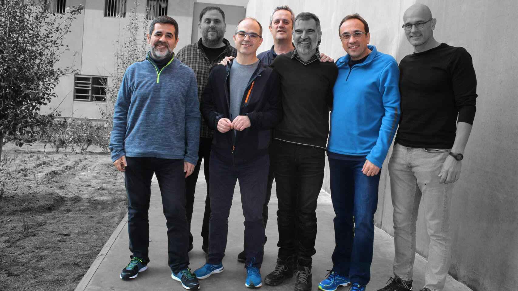 Rull, Turull, Sànchez y Forn, en huelga de hambre, junto a Romeva, Cuixart y Junqueras, en el patio de la cárcel de Lledoners / EE