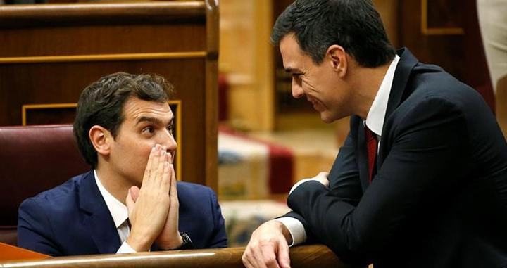 Albert Rivera, contrario a aplicar indultos a los independentistas, y Pedro Sánchez en el Congreso en una imagen de archivo / EFE