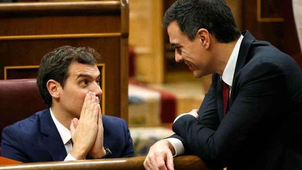 Albert Rivera, contrario a aplicar indultos a los independentistas, y Pedro Sánchez en el Congreso en una imagen de archivo / EFE