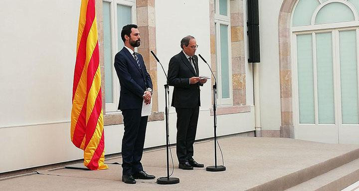 Los presidentes del Parlament y del Govern, Roger Torrent (i) y Quim Torra (d) durante la declaración institucional sobre los escritos de la Fiscalía / CG