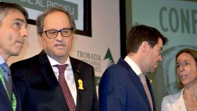 El presidente de la Generalitat, Quim Torra (2i), junto a la consejera de Empresa y Conocimiento y responsable del Pacto Nacional por la Industria, Àngels Chacón (d) / EP