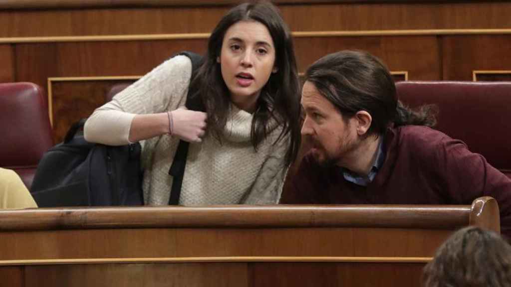 Imagen de archivo Pablo Iglesias con Irene Montero en el Congreso / EFE