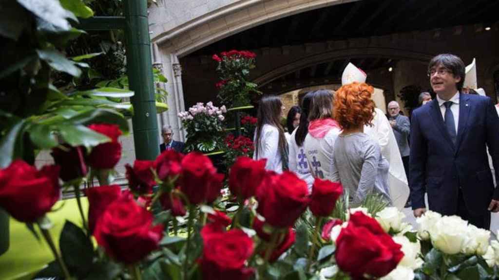 Carles Puigdemont, presidente catalán, y un ramo de rosas, la flor protagonista en Sant Jordi / EFE