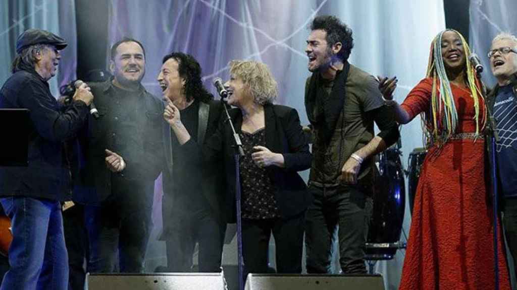 El cantante Joan Manuel Serrat (i), acompañado por Lucrecia (2-d) y Marina Rosell (c) entre otros, durante el Gran concierto por las personas refugiadas celebrado en el Palau Sant Jordi de Barcelona  / EFE