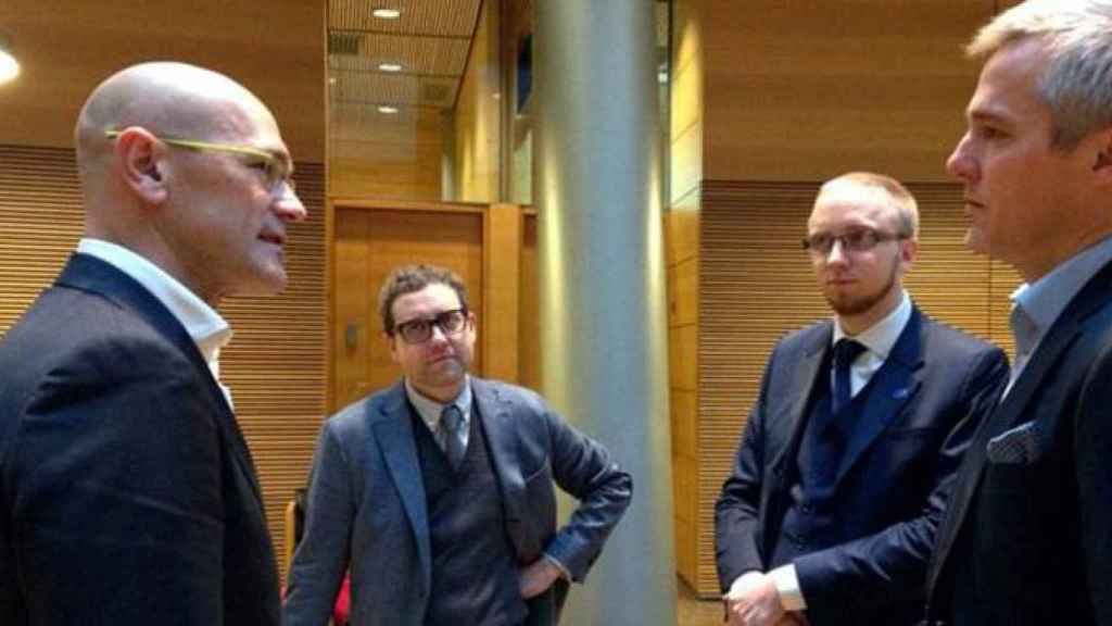 El consejero catalán de Exteriores, Raül Romeva, junto a varios diputados finlandeses, entre ellos Simon Elo (segundo por la derecha), miembro de la ultraderecha / CG