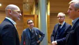 El consejero catalán de Exteriores, Raül Romeva, junto a varios diputados finlandeses, entre ellos Simon Elo (segundo por la derecha), miembro de la ultraderecha / CG