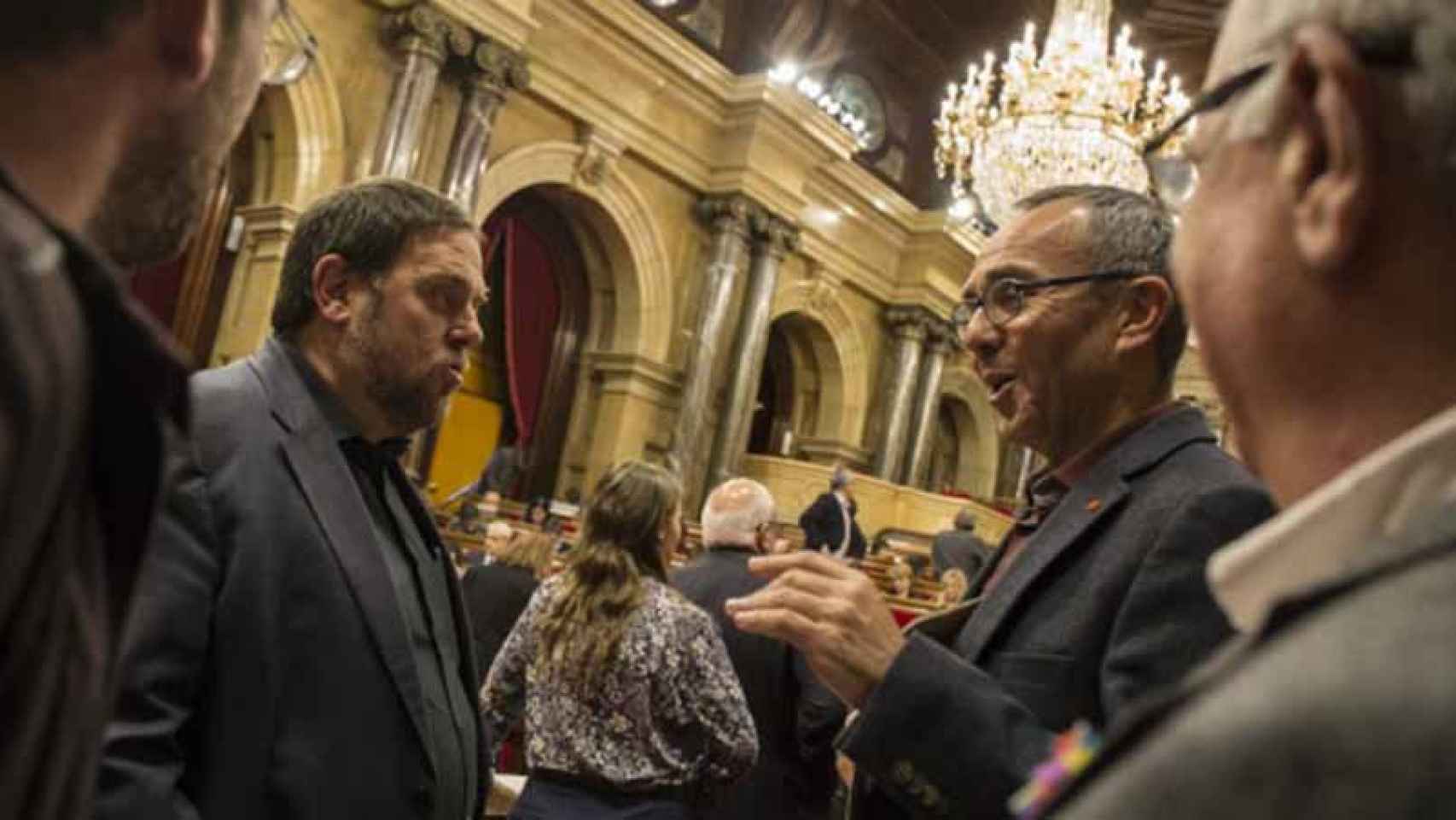 El vicepresidente catalán, Oriol Junqueras, y el diputado de CSQP Joan Coscubiela, en el Pleno del Parlament /PARLAMENT