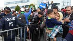 Miles de refugiados continuaban llegando esta mañana a la localidad fronteriza austriaca de Heiligenkreuz.