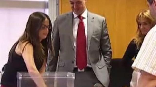 Momento en el que eligen el sobre ganador