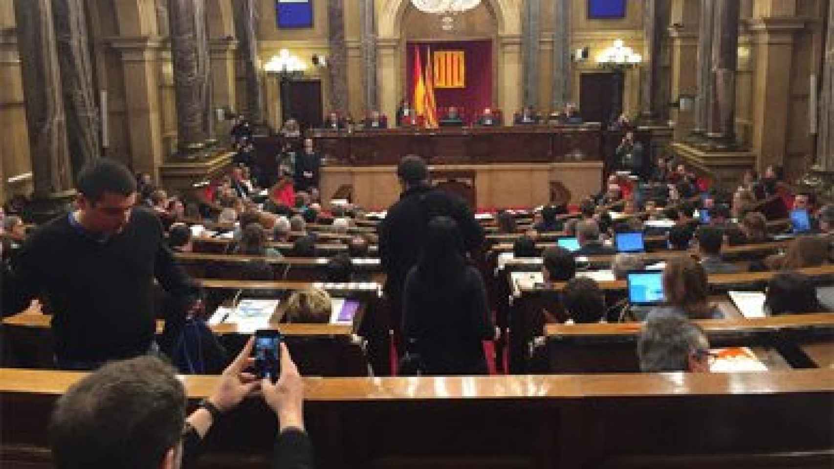 Moment en què els tres diputats autonòmics de la CUP abandonen el ple del Parlament