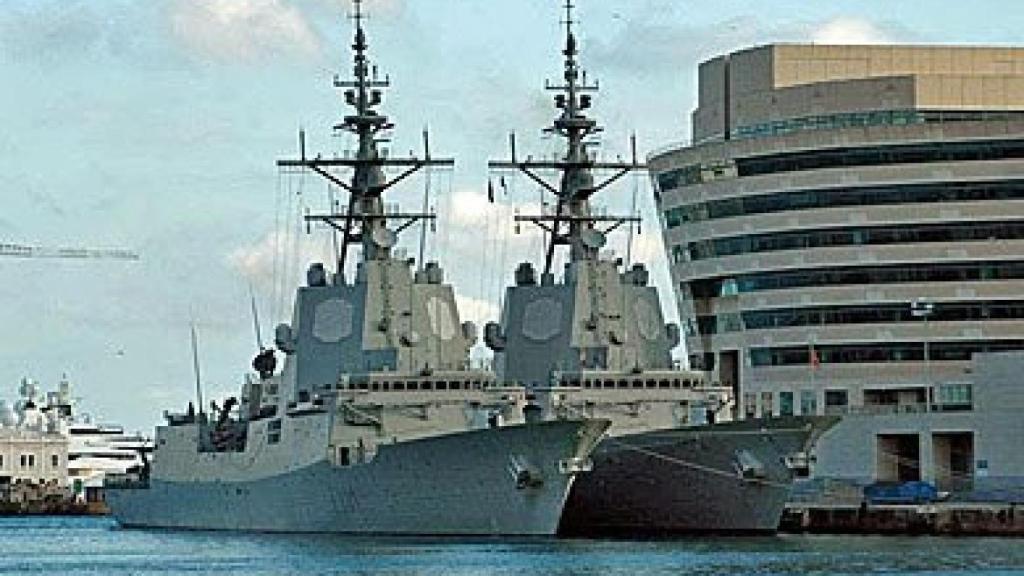 Dos fragatas en el puerto de Barcelona