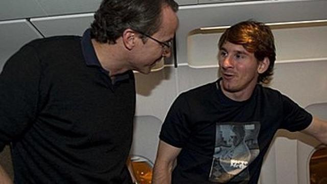 El vicepresidente económico del F.C. Barcelona, Xavier Faus (izquierda) y el jugador argentino del F.C. Barcelona, Leo Messi (derecha)