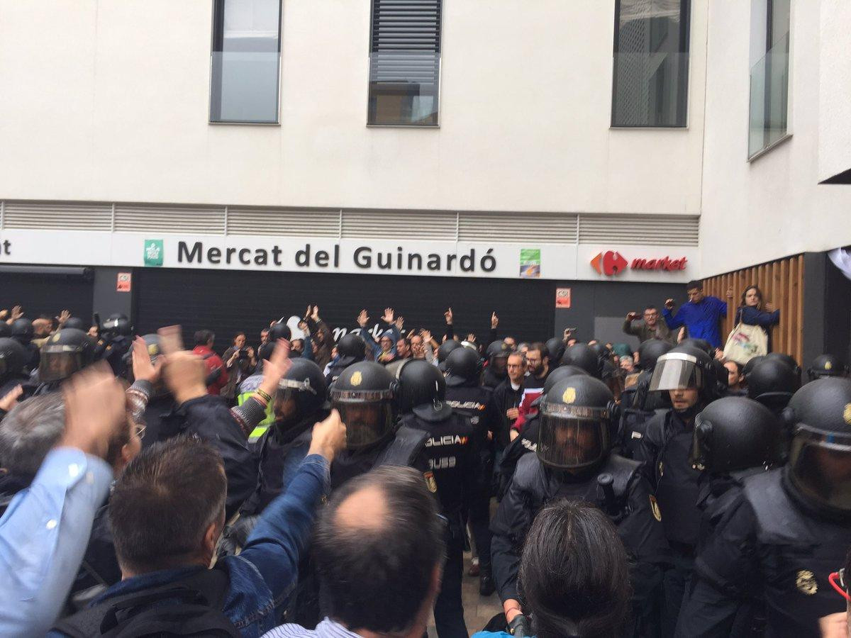 La Policía, en el CAP Guinardó durante la jornada del 1-O