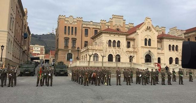 La ministra de Defensa, María Dolores de Cospedal, ha pasado revista a las tropas de Infantería en el cuartel de El Bruc de Barcelona / CG