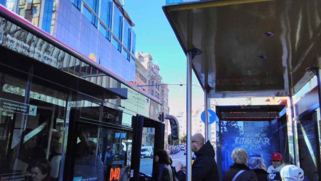 Un autobús de la nueva línea D40 de Barcelona en la parada de Gala Placídia / EUROPA PRES - Archivo