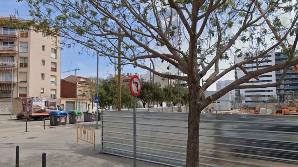 Calle Guifré, esquina con Ponent, en el barrio del Gorg, en Badalona, donde cuatro trabajadores han resultado heridos en el hundimiento parcial de un edificio en construcción  / GOOGLE STREET VIEW