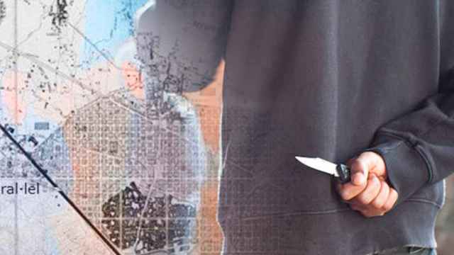 Un joven con un arma blanca sobre un mapa de Barcelona / MONTAJE DE CRÓNICA GLOBAL