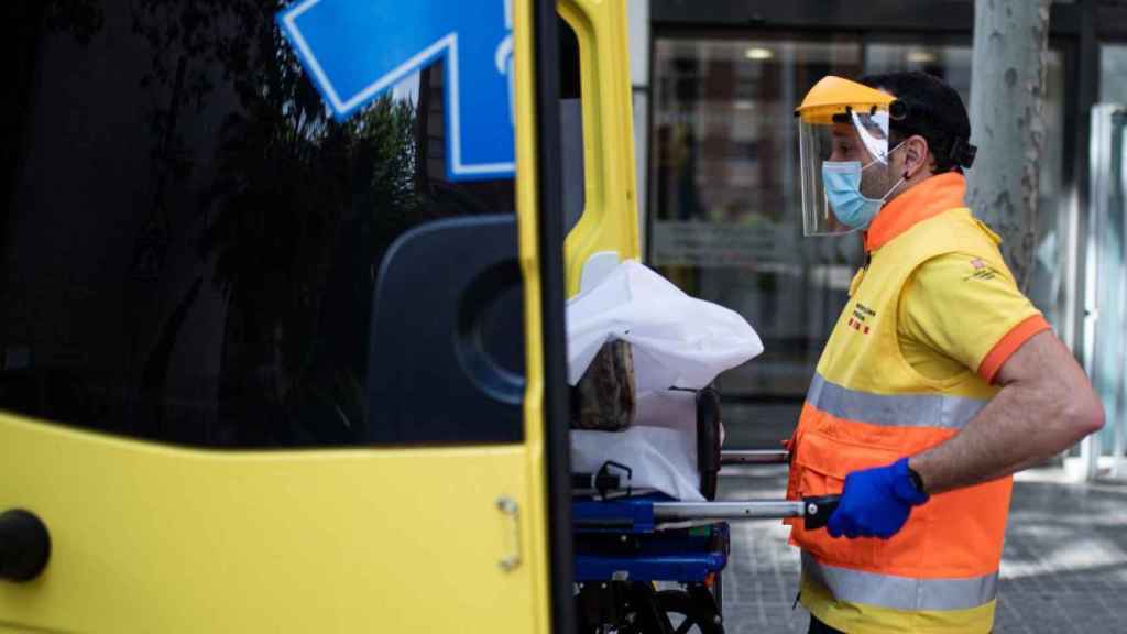 Un técnico de emergencias sanitarias traslado a un herido con una de las ambulancias del SEM / EP