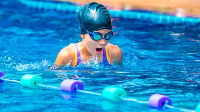 Un niño en una piscina de verano