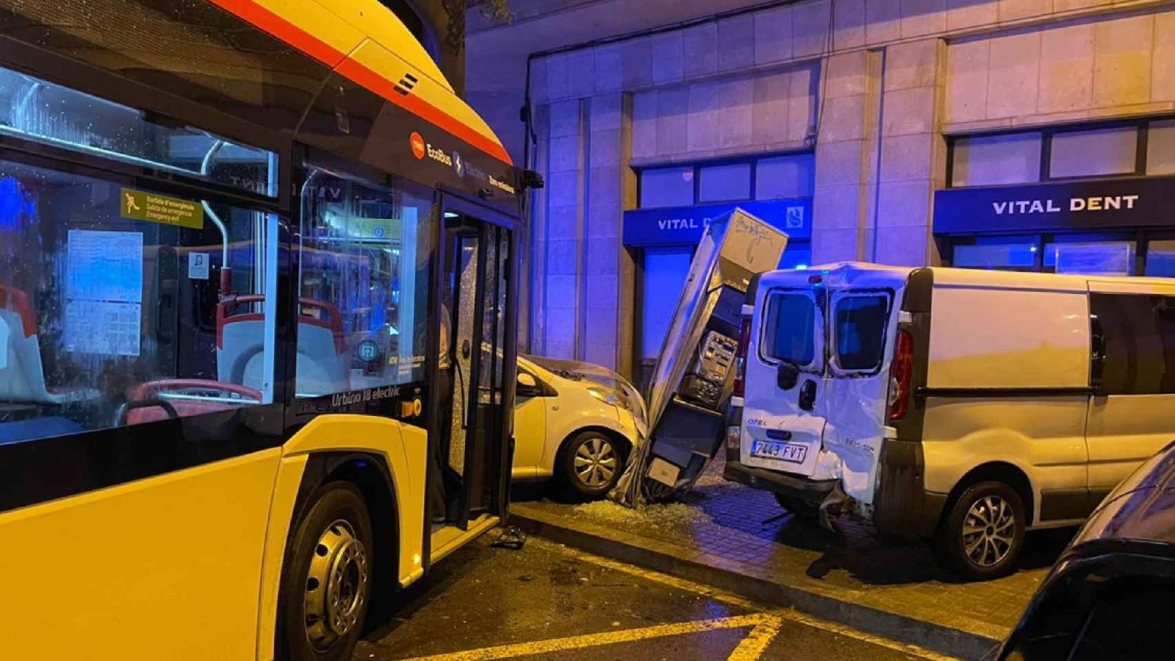 El accidente múltiple se ha producido en la calle Floridablanca con Rocafort, Barcelona / CEDIDA