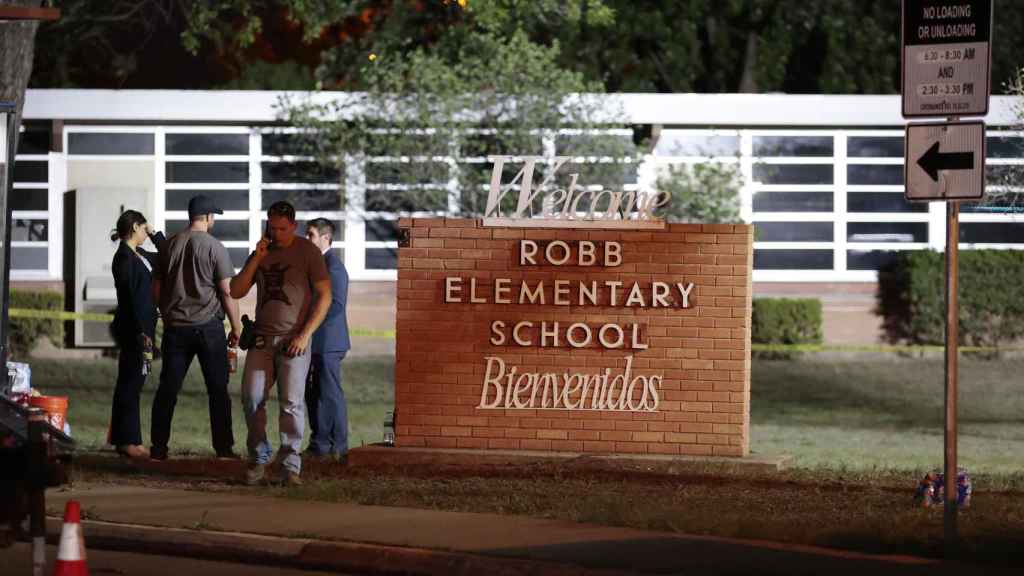 Policías e investigadores continúan trabajando en la escena del tiroteo masivo de este miércoles en la escuela de primaria Roob en Uvalde, Texas / EFE