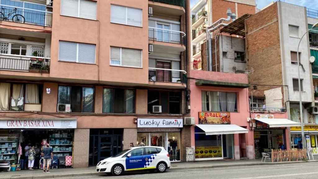 El edificio de Llefià donde fue violada una mujer de Badalona / CG