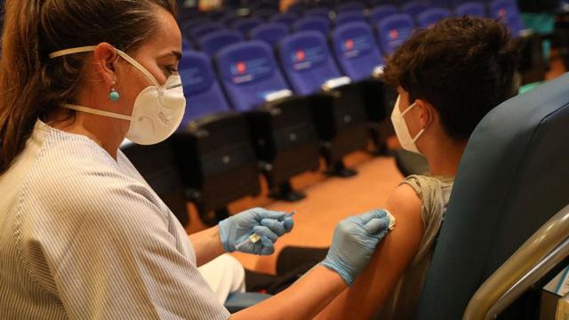 Vacunación de un menor contra el coronavirus con una dosis de Pfizer en España / EP
