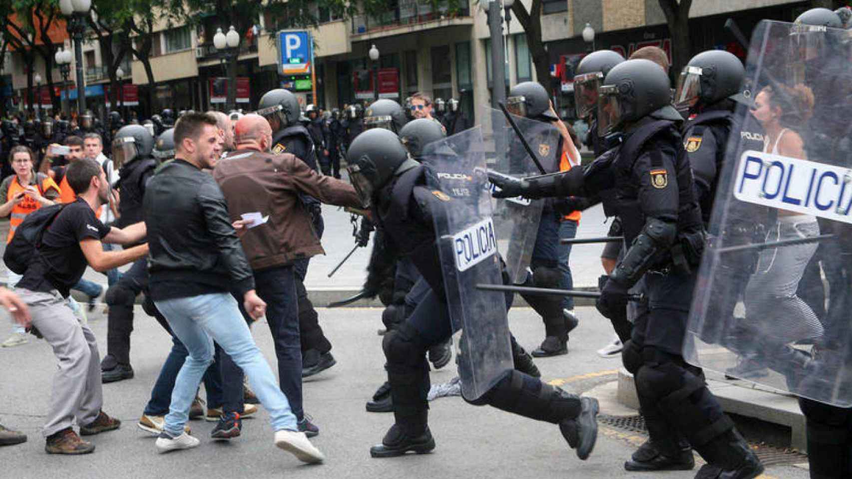 Agentes de la Policía Nacional durante el dispositivo del 1-O en Tarragona / EFE