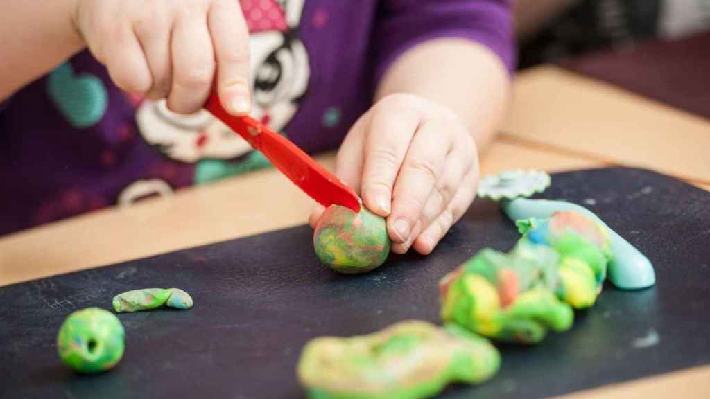 Un alumno hace manualidades en el colegio: aumentan los escolares en cuarentena en Cataluña / EP