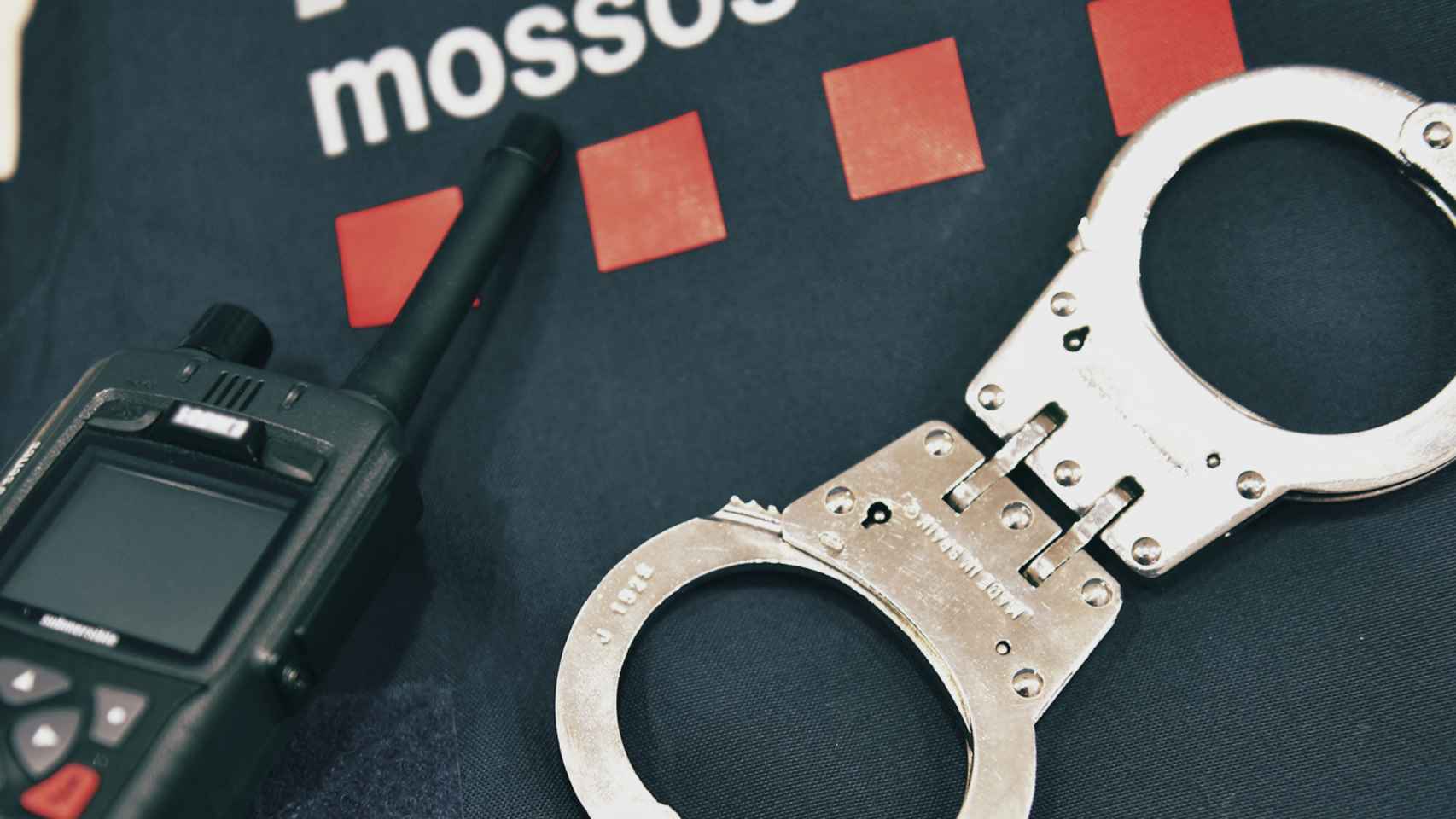 Esposas para un detenido / MOSSOS