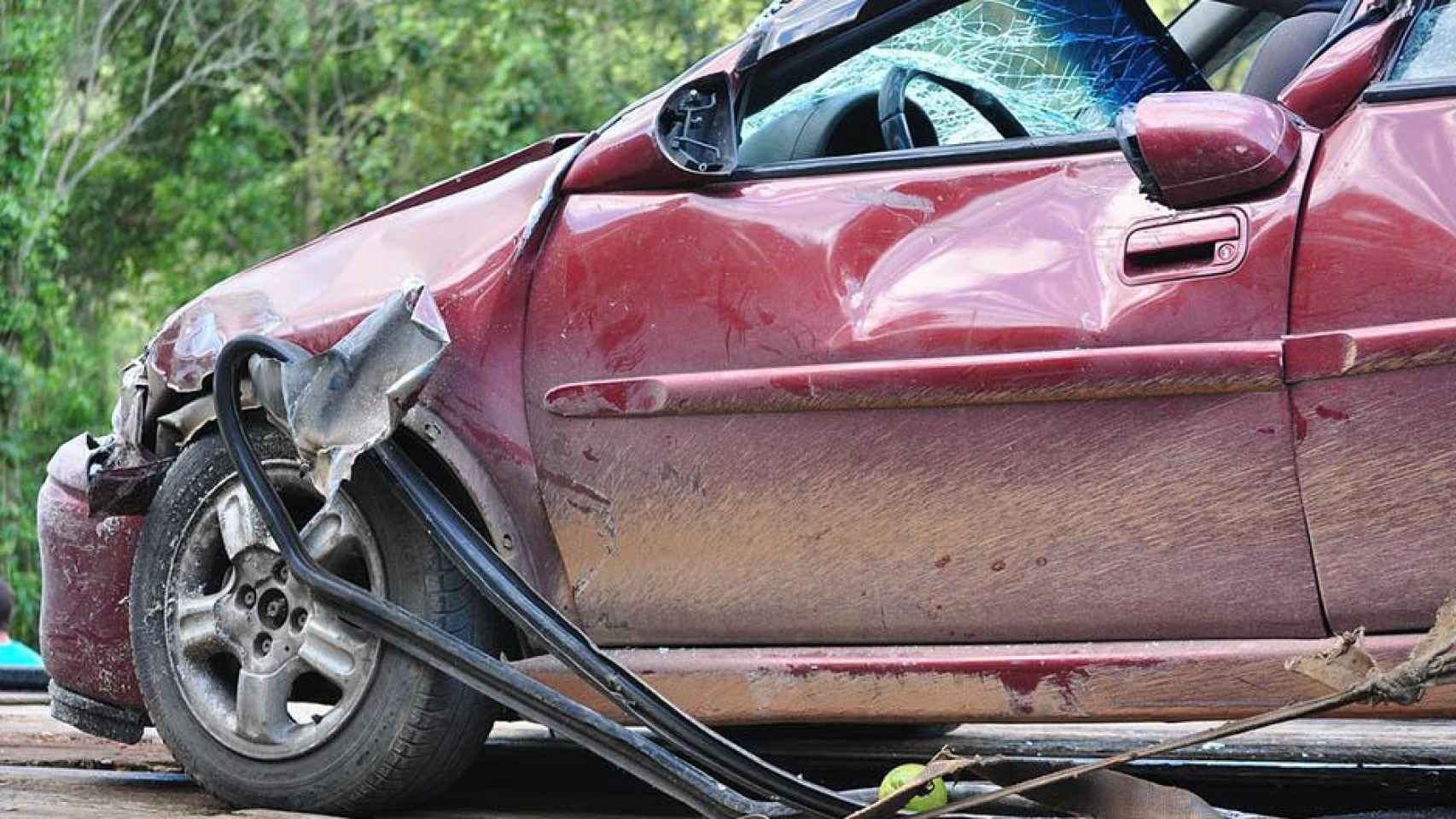 Un coche accidentado, como en el que viajaban algunos de los heridos en el siniestro de Vic / PIXABAY