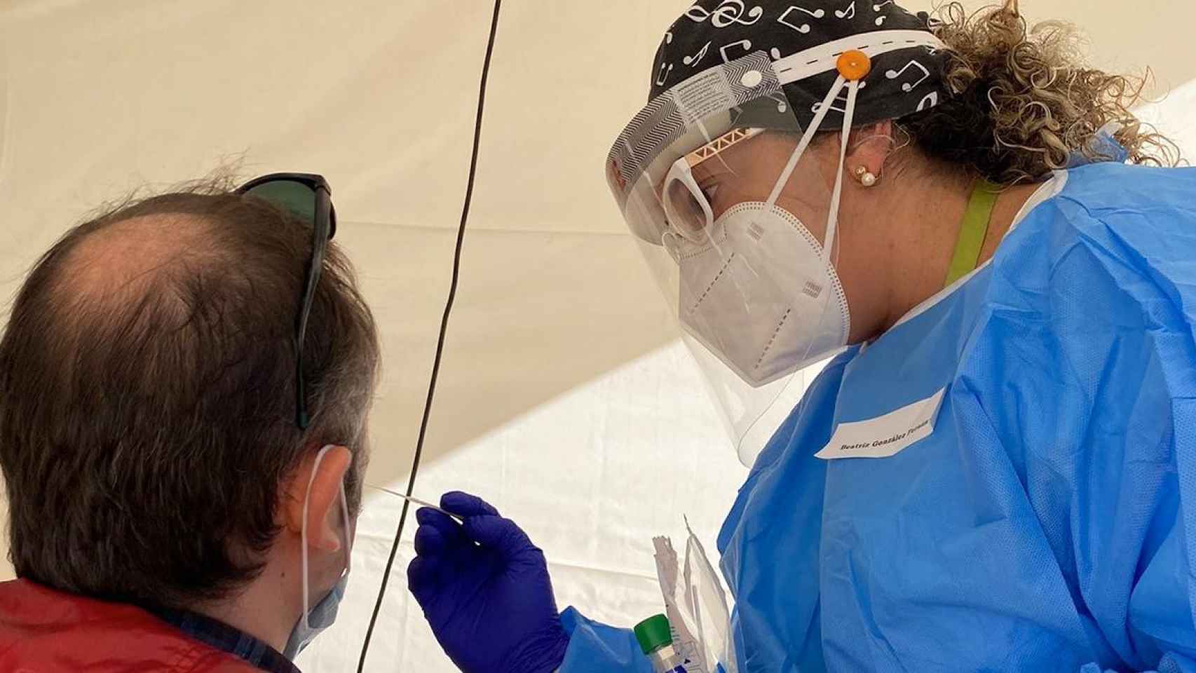 Una sanitaria realiza un test de coronavirus a un hombre / EUROPA PRESS