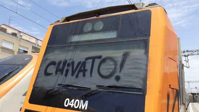Tren con la pintada 'Chivato!' aparcado en Gavà / Renfe