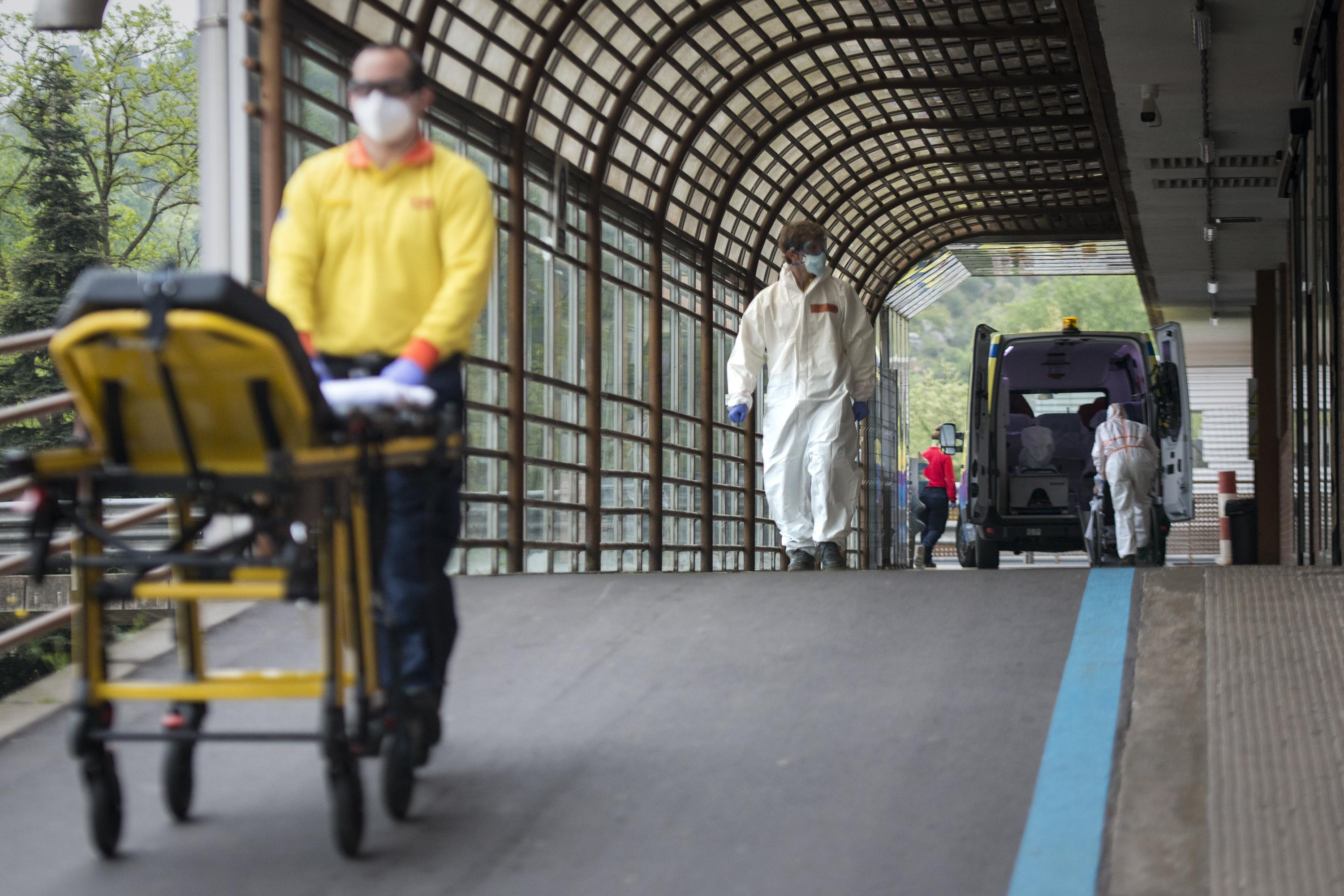 Trabajadores sanitarios en la entrada de Urgencias del Hospital Universitario Doctor Josep Trueta de Girona durante la epidemia de coronavirus / EUROPA PRESS