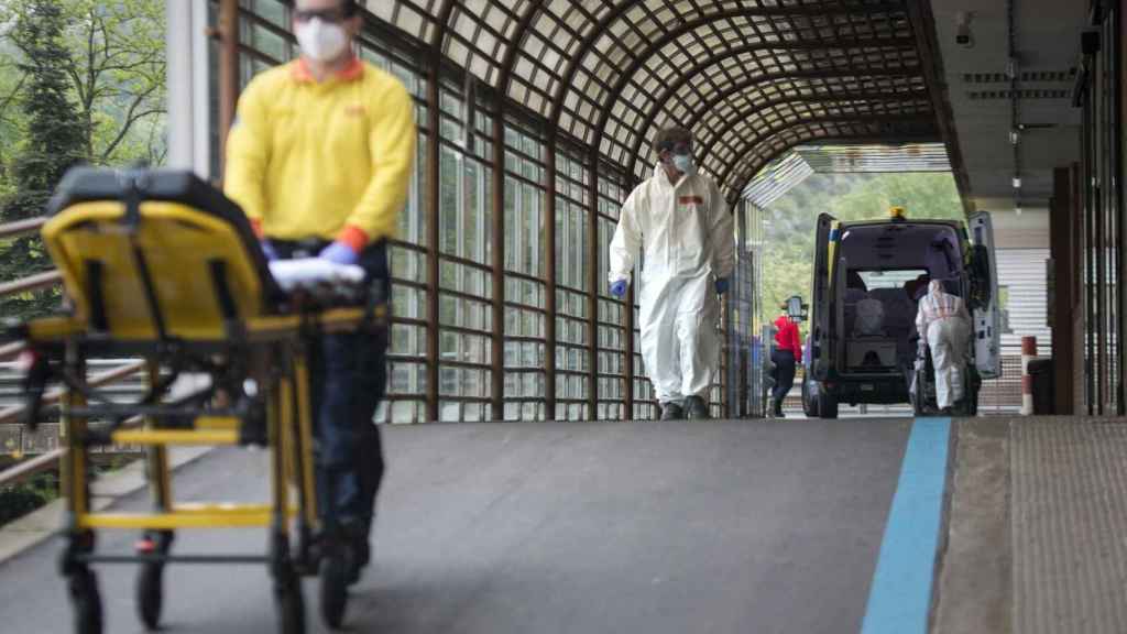 Trabajadores sanitarios en la entrada de Urgencias del Hospital Universitario Doctor Josep Trueta de Girona durante la epidemia de coronavirus / EUROPA PRESS