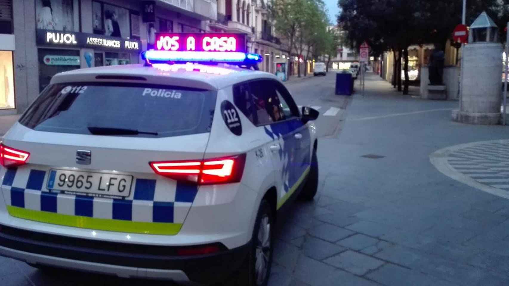 Una patrulla de la policía de Manresa, como el que trasladó al detenido con 16 denuncias / @policiamanresa