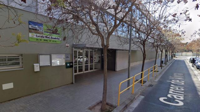 Fachada del colegio Mas Boadella de Sabadell, cerrado por coronavirus / MAPS