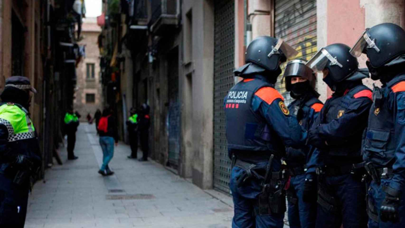 Imagen de la Operación Bacar de los Mossos d'Esquadra y la Guardia Urbana contra los narcopisos / EFE