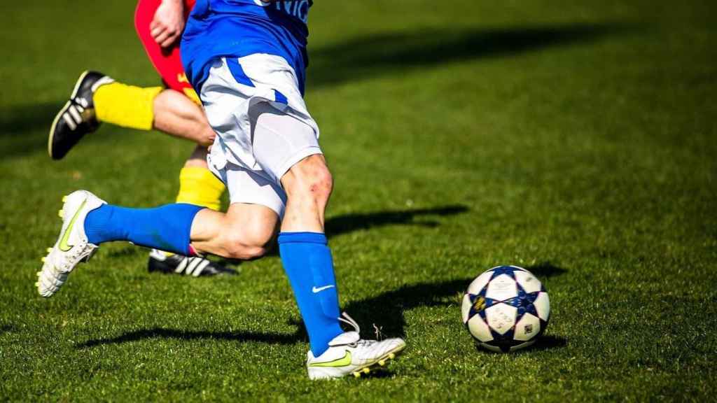 Jugadores de fútbol en el campo