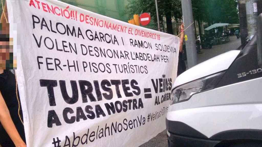 Cortan la carretera en Sants para impedir un desahucio / @HabitatgeSants