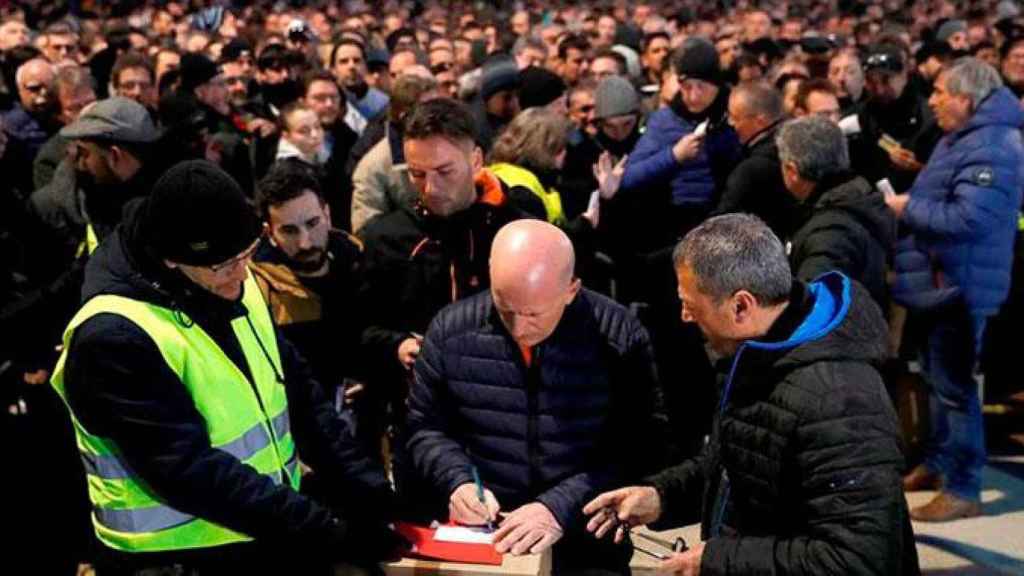 Taxistas votan en la consulta organizada en la plaza de Cataluña de Barcelona para decidir si siguen o no con la huelga / EFE